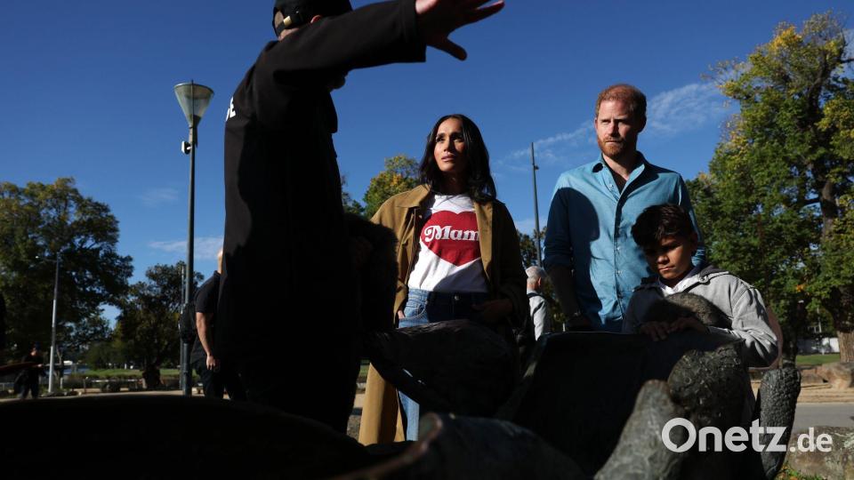 Meghan präsentierte sich in lässiger Kleidung - und einem T-Shirt mit der Aufschrift „Mama“. Bild: Con Chronis/AAP/dpa