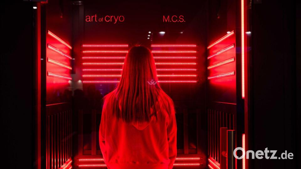 Eine Besucherin testet das Multi-Cryo-Hacking System auf der Fitnessmesse Fibo. Bild: Rolf Vennenbernd/dpa