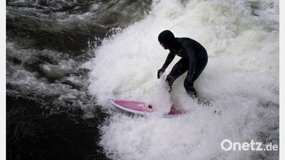 Eigentlich ist das Surfen auf dem Eisbach derzeit verboten. (Archivbild) Bild: Peter Kneffel/dpa