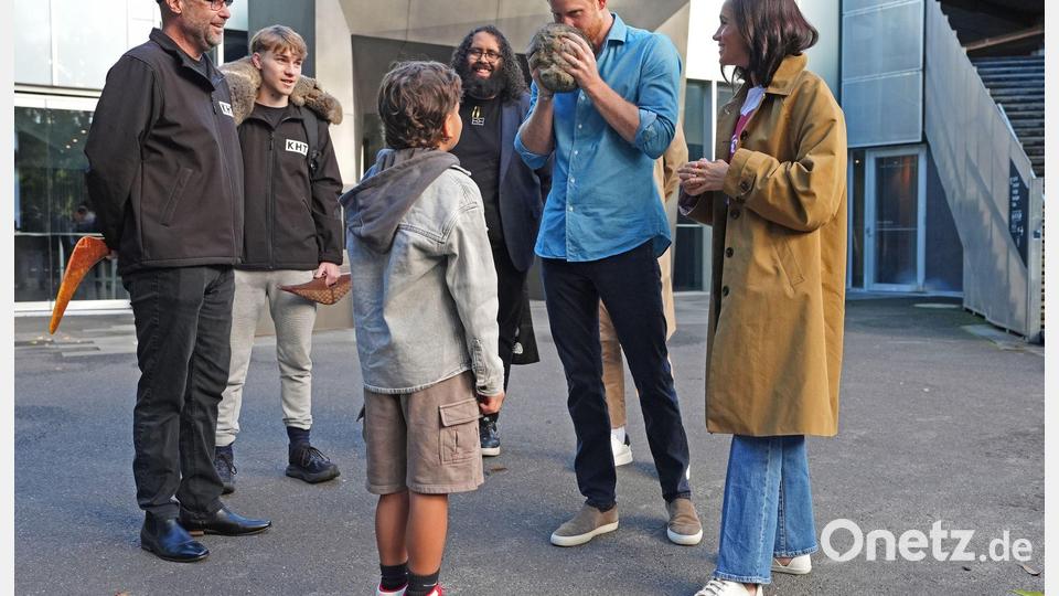 Harry und Meghan ließen sich einen Marngrook-Ball zeigen, der für ein traditionelles indigenes Ballspiel benutzt wird. Bild: Jonathan Brady/PA Wire/dpa