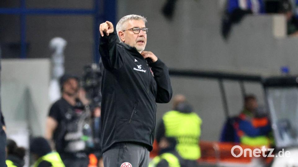 Hat gegen Racing viel zu korrigieren: Mainz-Trainer Urs Fischer. Bild: Philipp von Ditfurth/dpa