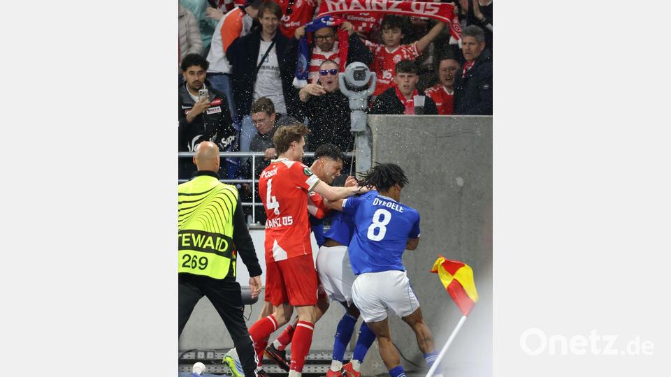 Gerangel von Spielern beider Teams nach der Partie. Bild: Philipp von Ditfurth/dpa