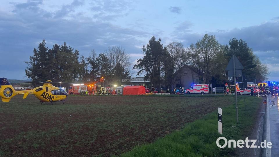 Einsatzkräfte kümmern sich um die Verletzten. Bild: Sascha Ditscher/dpa
