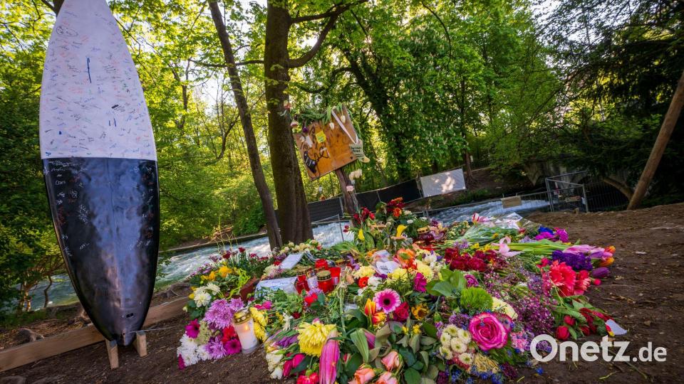 Blumen erinnern im vergangenen Fürhjahr an das tödliche Unglück. (Archivfoto) Bild: Peter Kneffel/dpa