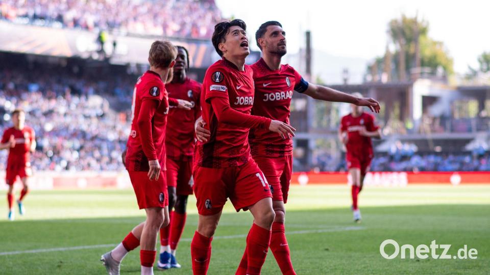 Doppeltorschütze für den SC: Yuito Suzuki (M.). Bild: Miguel Lemos/ZUMA Press Wire/dpa