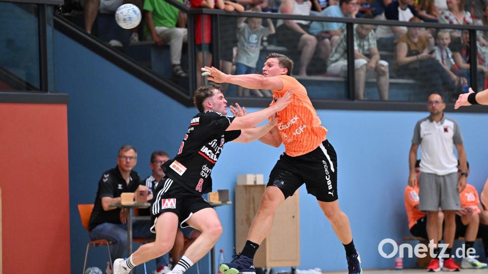 David Sehnke (links) hier bei einem Testspiel des HC Erlangen gegen Schaffhausen. Mittlerweile hat der Sulzbacher seine ersten Bundesligaspiele absolviert. Archivbild: Wolfgang Zink