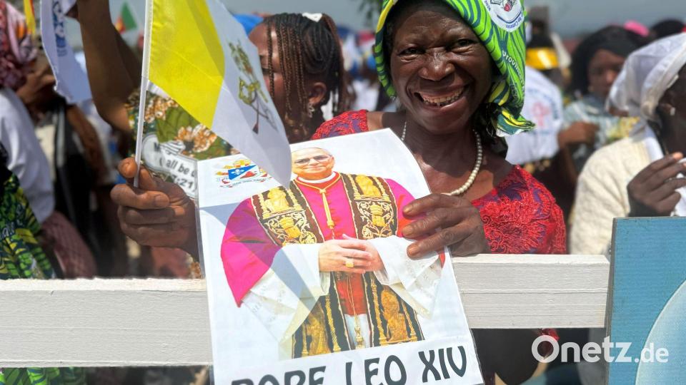 In Kamerun erwarten viele Menschen freudig den Papst. Bild: Christoph Sator/dpa