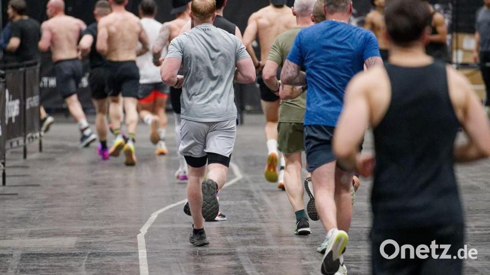 Eine Sportveranstaltung bei der Fibo im vergangenen Jahr. Auch dieses Jahr wird wieder gemeinsam geschwitzt. (Archivbild) Bild: Henning Kaiser/dpa