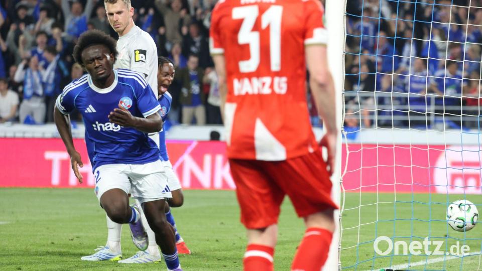 Abdoul Ouattara dreht nach dem 2:0 für Straßburg ab. Bild: Philipp von Ditfurth/dpa