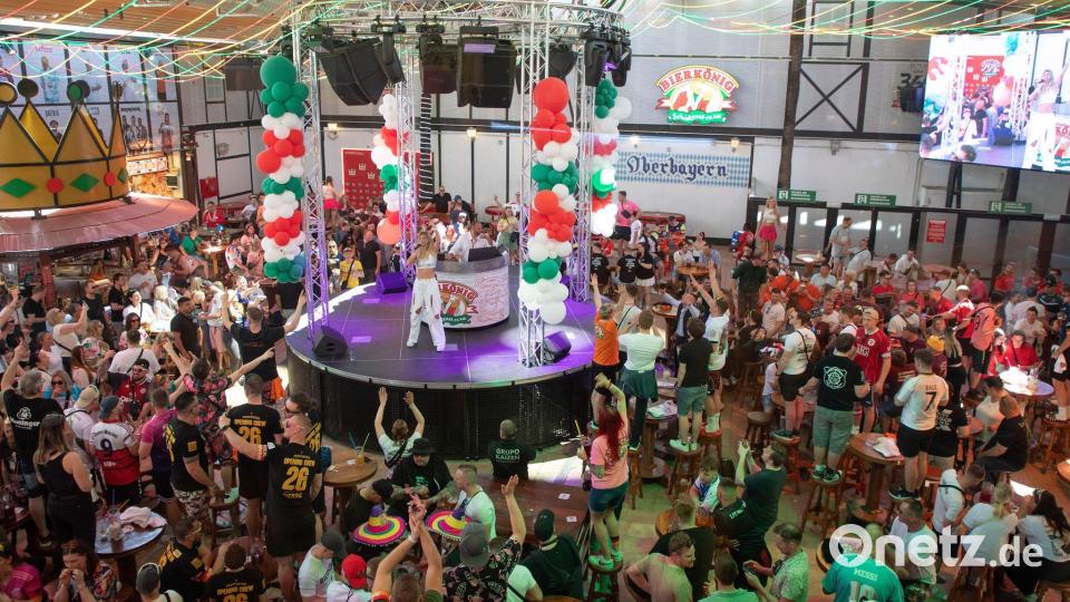 Zur Saisoneröffnung war der Bierkönig am Ballermann schon wieder gut besucht. Bild: Clara Margais/dpa