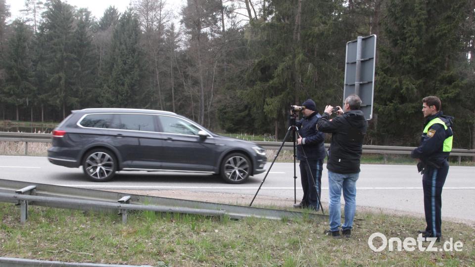 Mit einem Lasermessgerät kontrollierte die Polizei die Geschwindigkeit. Bild: Hirsch