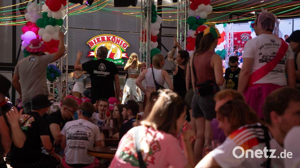 Stimmung „unfassbar gut“: Im Bierkönig wird wieder gefeiert. Bild: Clara Margais/dpa