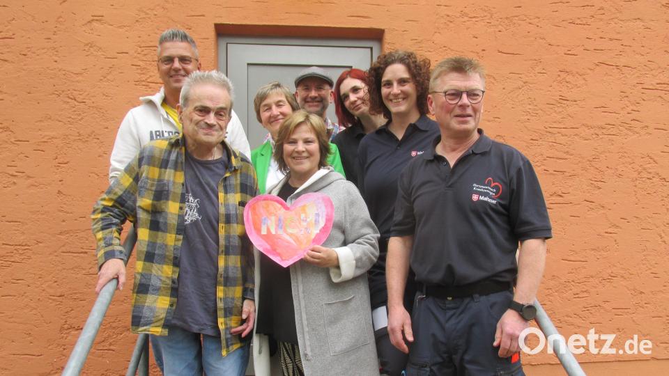 Hospizgast Sigi (vorne, links) trifft in Roding die Sängerin Nicki. Möglich waren das Treffen und die Reise nach Roding dank der Unterstützung durch den Verein "Zusammen erreichen wir mehr", dem Herzenswunsch-Krankenwagen der Malteser und dem Hospiz Sankt Felix. Bild: Hans Seidl