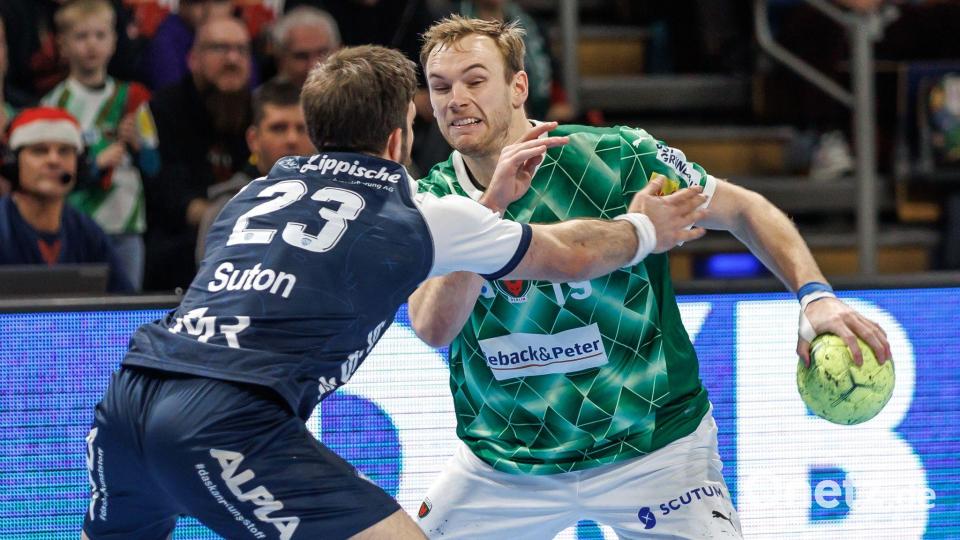 Treffen im Halbfinale aufeinander: Berlins Mathias Gidsel (r) und Lemgos Tim Suton (l). (Archivbild) Bild: Andreas Gora/dpa