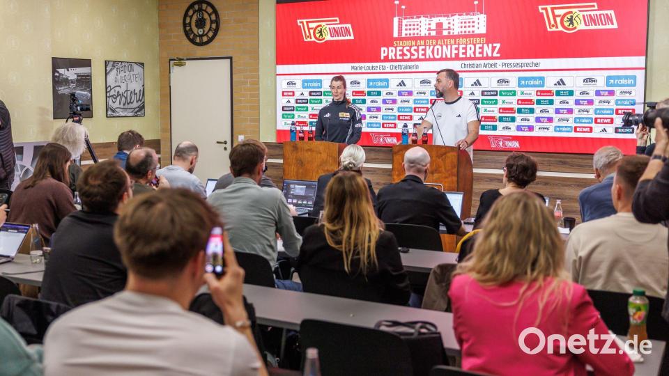 Großer Andrang: Die erste Pressekonferenz mit Trainerin Eta. Bild: Andreas Gora/dpa