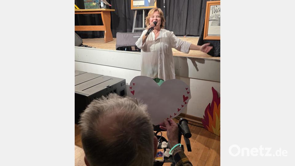 Ein Herz für Nicki: Hospizgast Sigi ist ein großer Fan der Sängerin. Bild: Hubert Wittmann