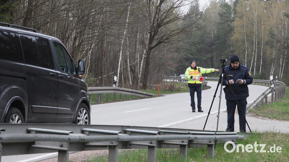 Wer zu schnell unterwegs war, wurde herausgewunken. Die Polizei hatte auf der Staatsstraße 2145 eine Kontrollstelle eingerichtet. . Bild: Hirsch