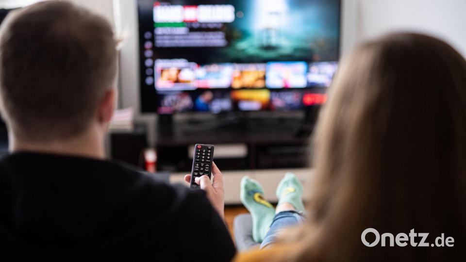 Serienmarathon oder eine Woche warten? Streamingdienste bieten beides an. Bild: Daniel Reinhardt/dpa/dpa-tmn