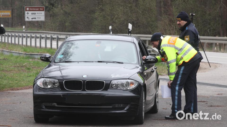 Die Polizeibeamten mahnten die Autofahrer, sich an die vorgeschriebene Geschwindigkeit zu halten. Bild: Hirsch