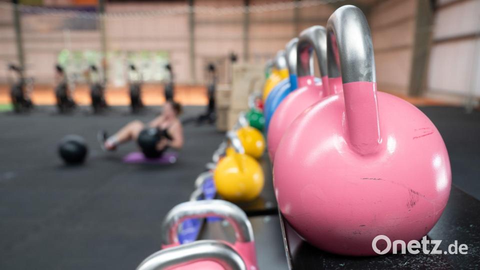 Eine Frau übt an einer Hantelbank. Bild: Sebastian Kahnert/dpa