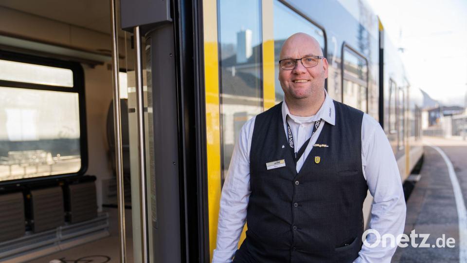Der Zugbegleiter Ronald-Phillip Tolkiehn erhält den Preis Eisenbahner mit Herz. Bild: Lorenz Bee/Allianz pro Schiene/dpa
