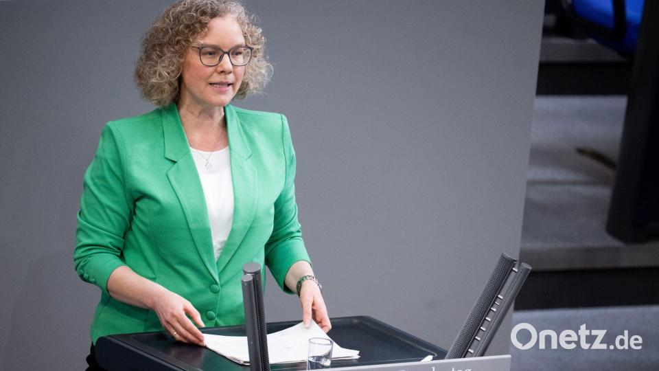 Die Grünen-Abgeordnete Julia Verlinden fordert ein Tempolimit auf Autobahnen zur Entlastung angesichts der hohen Spritpreise. (Archivbild) Bild: Sebastian Christoph Gollnow/dpa