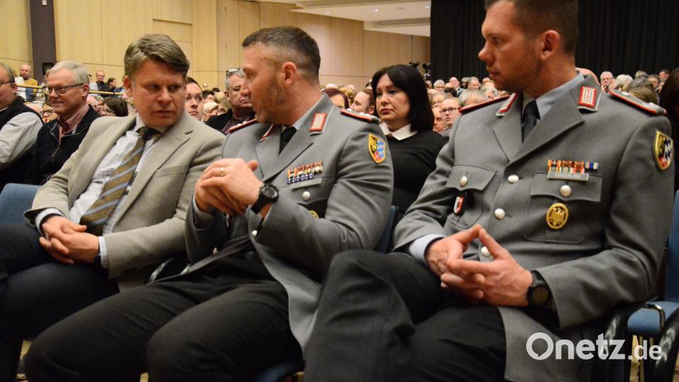 Der neu gewählte Weidener Oberbürgermeister Benjamin Zeitler (links) tauscht sich mit Oberstleutnant Stefan Zadlo aus, dem Kommandeur des Panzerartilleriebataillons 131. Bild: Kunz