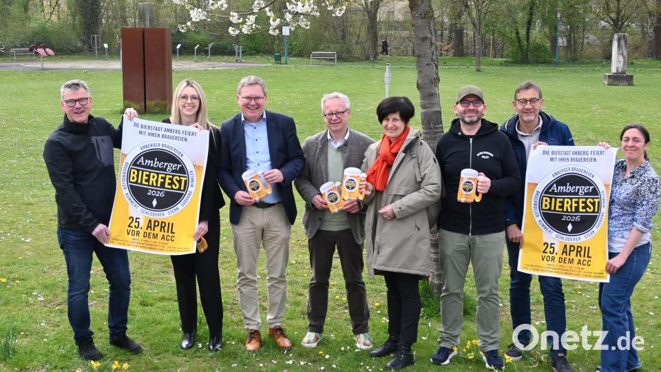 In gemeinsamer Vorfreude auf das Amberger Bierfest 2026 vereint: OB Michael Cerny (Dritter von links) 
präsentierte mit Kulturreferent Fabian Kern, Kulturamtsleiter Reiner Volkert, Barbara 
Cosima Frey aus dem Kulturamt, ACC-Geschäftsführerin Erika Sauerwein sowie 
Vertreterinnen und Vertretern der Amberger Brauereien das Programm zum Bierfest. Bild: Simon Hauck, Stadt Amberg