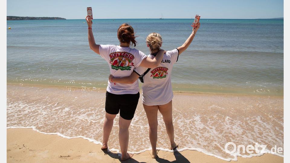 Sehnsucht nach Sonne, Strand und Urlaub auf der Insel. Bild: Clara Margais/dpa