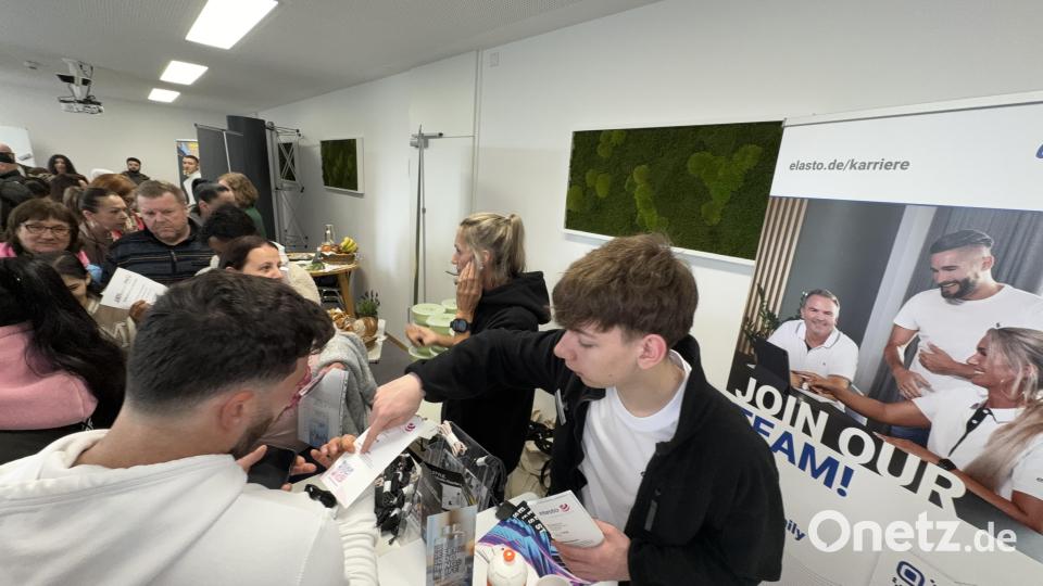 Elektrotechnik, Fahrzeug- und Metallbau, Baugewerbe, oder Pflegeschulen: In zehn Kursräumen der VHS präsentierten sich über 30 Austeller bei der Job- und Bildungsmesse. Rund 700 Besucher kamen vorbei. Bild: ge