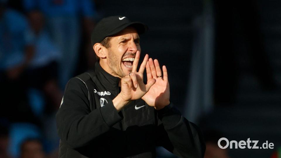 Erst im zweiten Jahr Chefcoach des SC: Julian Schuster. Bild: Lalo R. Villar/AP/dpa