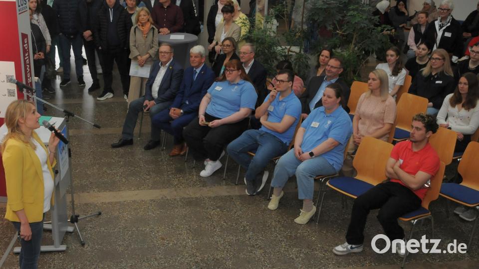 VHS-Chefin Claudia Mai (links) eröffnete die Job- und Bildungsmesse im Foyer des LCC. Bild: ge