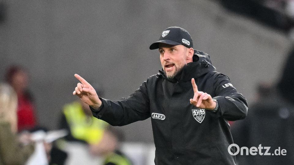 Hat schwierige Partien vor sich: VfB-Trainer Sebastian Hoeneß. (Archivbild) Bild: Harry Langer/dpa