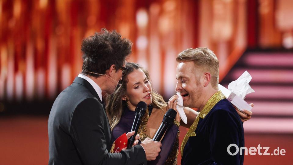 Nach dem Tanz kam sofort Hilfe, um das Blut abzutupfen. Bild: Rolf Vennenbernd/dpa