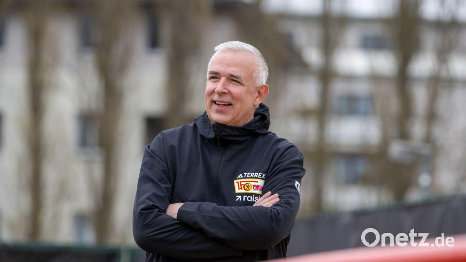 Union-Präsident Dirk Zingler schaut beim Training zu. Bild: Matthias Koch/dpa