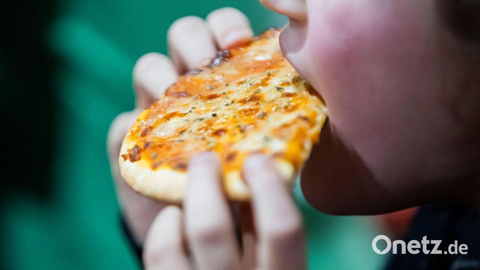 Es kommt auch auf die Menge an: Problematisch wird es, wenn die Tiefkühlpizza regelmäßig statt einem frisch gekochten Mittagessen auf den Tisch kommt. (Archivbild) Bild: Christoph Soeder/dpa