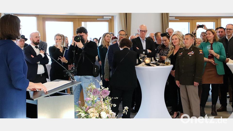 Den Abschluss des Regionalbesuchs bildete ein Abendempfang in Steinberg am See. In der Eventlocation an der Holzkugel begrüßte Ilse Aigner (links) als Präsidentin des Bayerischen Landtags Engagierte aus Ehrenamt, Kommunalpolitik, Wirtschaft und Gesellschaft. Bild: Thomas Dobler