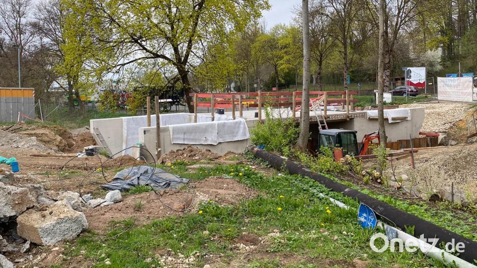 Rundherum blüht es schon, Radfahrer warten darauf, bald wieder über die Brücke fahren zu können. Doch das wird vermutlich noch bis Juni dauern. Um einen speziellen Haftkleber, der den Beton abdichtet, aufbringen zu können, muss es auch nachts Plusgrade haben. Bild: Petra Hartl