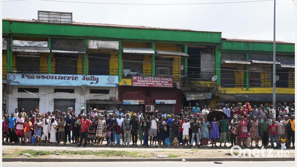 Zehntausende säumen den Weg von Papst Leo XIV. in Kamerun. Bild: Andrew Medichini/AP/dpa