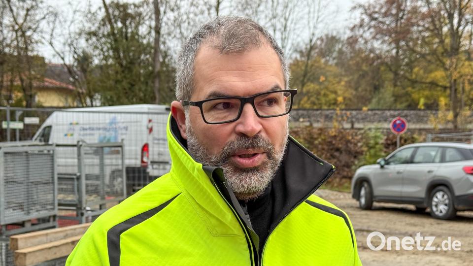 Lars Pachmann vom Bauamt Sulzbach-Rosenberg erklärt, warum die Brücke über den Rosenbach erst im Juni fertig wird, obwohl ursprünglich schon die Freigabe für Ende 2025 geplant war. Archivbild: Petra Hartl