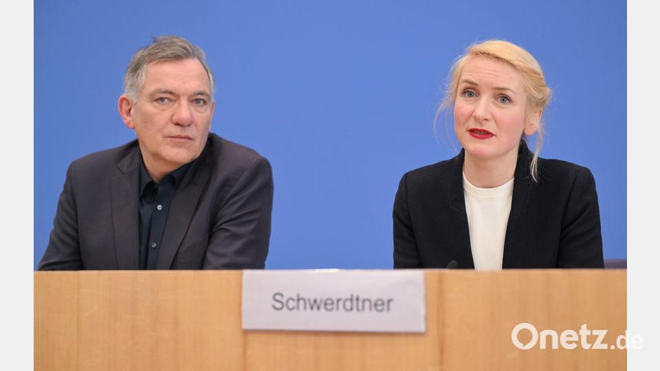 Er geht, sie freut sich über Pantisanos Bewerbung: die Linke-Vorsitzenden van Aken und Schwerdtner. Bild: Soeren Stache/dpa