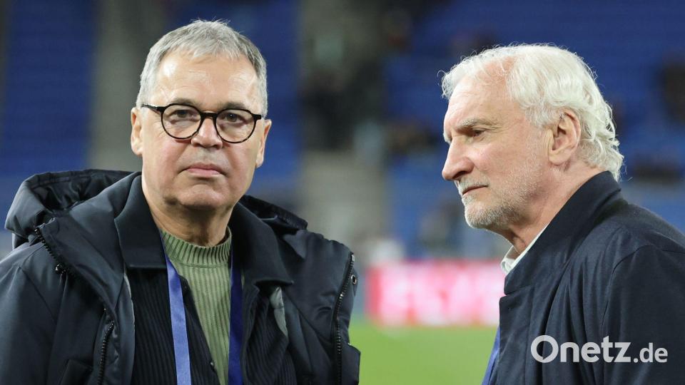 Andreas Rettig (l.) und Rudi Völler (r.) stehen vor einem Länderspiel auf dem Platz (Archivbild) Bild: Christian Charisius/dpa