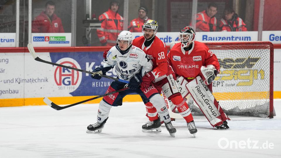 -13- Constantin Vogt (Blue Devils Weiden) gegen -58- Christopher Fischer (EC Bad Nauheim) vor -35- Jerry Kuhn (Torwart EC Bad Nauheim), DEL 2 Playdowns Spiel 2 - EC Bad Nauheim gegen Blue Devils Weiden, Bad Nauheim, Colonel-Knight-Stadion, 15.03.26 Bild: A. Chuc