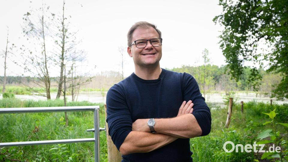 Umweltminister Carsten Schneider (SPD); hier bei einem Besuch der wiedervernässten Möllmer Seewiesen in Brandenburg, glaubt: Von nasseren Mooren kann nicht nur das Klima profitieren, auch die Landwirte gewinnen. (Archivbild) Bild: Bernd von Jutrczenka/dpa