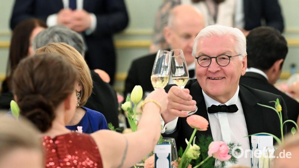 Bundespräsident Frank-Walter Steinmeier stößt beim Dinner des Bundespresseballs in Berlin mit Regina Kramer, Ehefau des Vorsitzender der Bundespressekonferenz, an. Bild: Annette Riedl/dpa pool/dpa