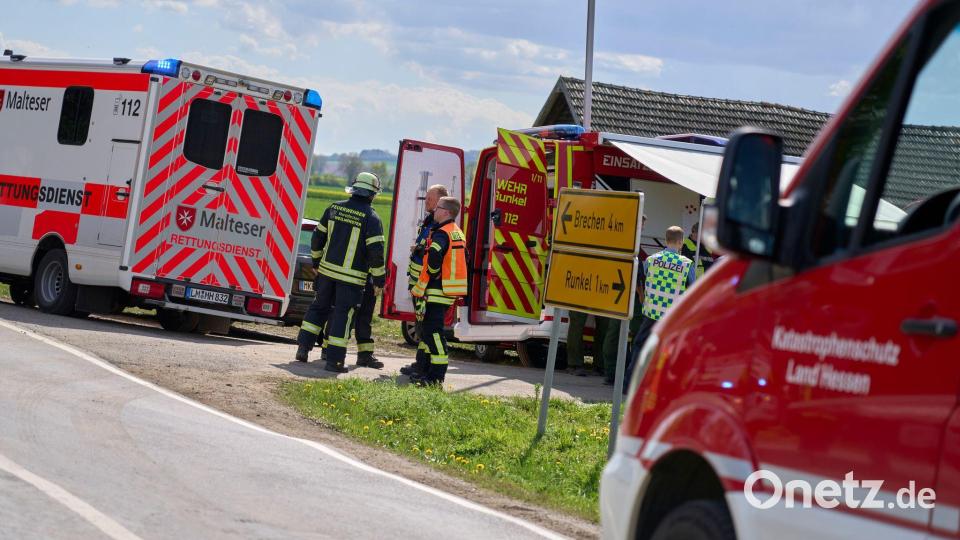 Am Nachmittag kommt es wegen eines auffälligen Geruchs erneut zu einem Feuerwehreinsatz an dem Firmengelände in Runkel. Bild: Sascha Ditscher/dpa
