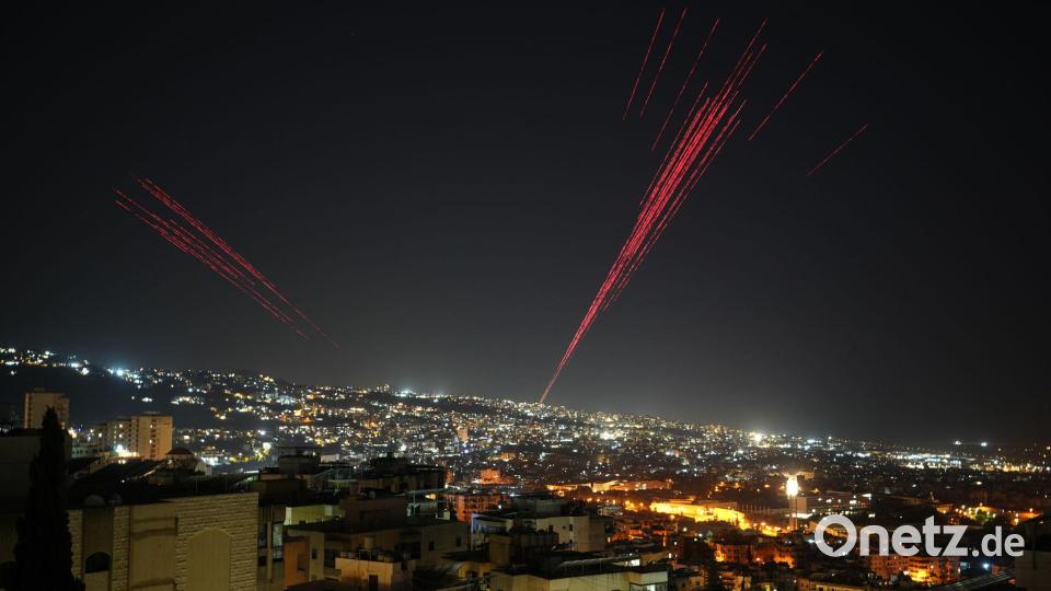 Leuchtspurgeschosse erhellen den Nachthimmel über Beirut, während Menschen nach Inkraftreten eines Waffenstillstands mit scharfer Munition in die Luft schießen. Bild: Hassan Ammar/AP/dpa