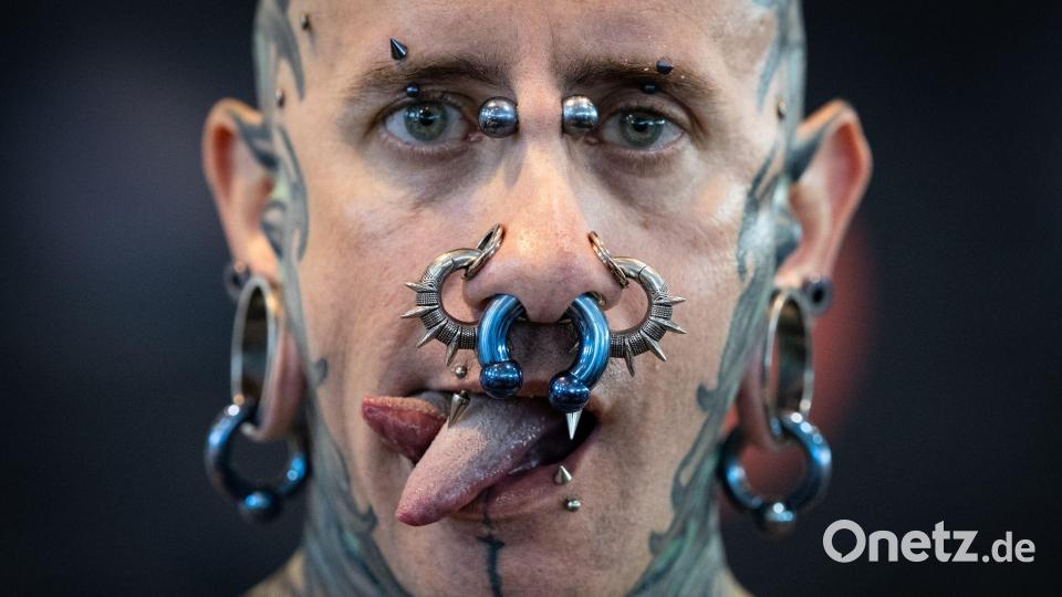 Andrew aus Spanien präsentiert Tattoos, Piercing und eine gespaltene Zunge auf der Tattoo Convention in Frankfurt. Bild: Boris Roessler/dpa