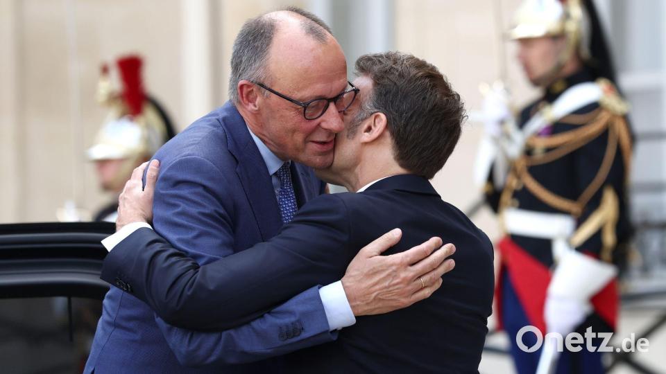 Herzliche Begrüßung von Frankreichs Präsident Emmanuel Macron für Bundeskanzler Friedrich Merz zu bilateralen Gesprächen vor einem Treffen westlicher Partner. Es ging um die Erstellung eines multinationalen Plans zur Sicherung der internationalen Schifffahrt nach dem Iran-Krieg. Bild: Tom Nicholson/Pool Getty Images Europe/PA Wire/dpa