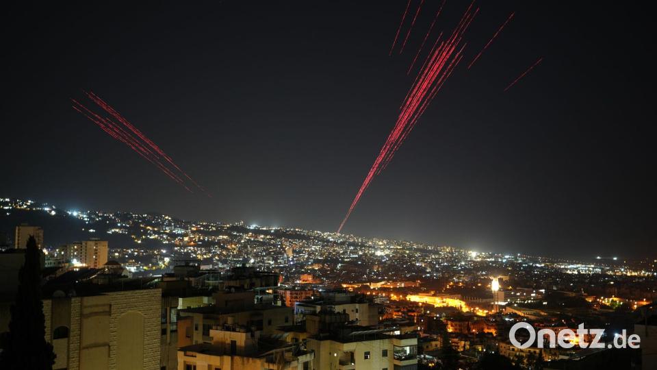 Menschen in Beirut jubeln vor Freude. Bild: Hassan Ammar/AP/dpa